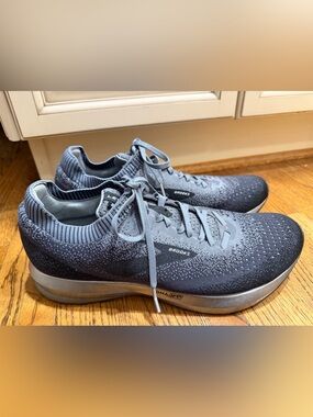 Brooks Grey/Black Gradient Knit Levitate 2 Sneakers Sz 12